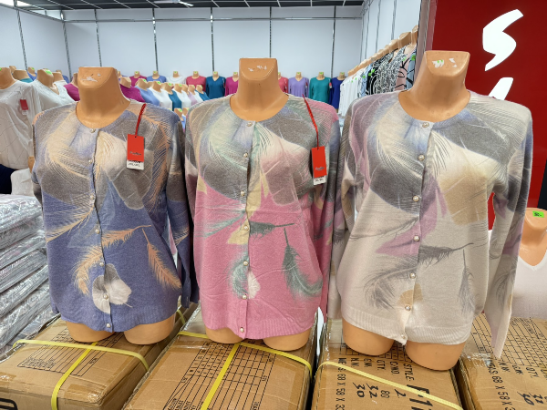 Narzutki damskie Roz L-3XL. 1 kolor. Paczka 8 szt